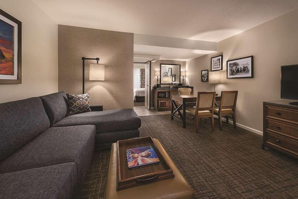 Embassy Suites By Hilton Scottsdale Resort Номер фото